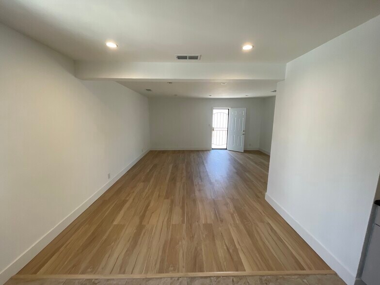 More Photos Of 16123 Wyandotte St, Van Nuys Service For Lease