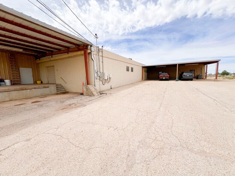 More Photos Of 1001-1009 W Industrial Ave, Midland Warehouse For Sale