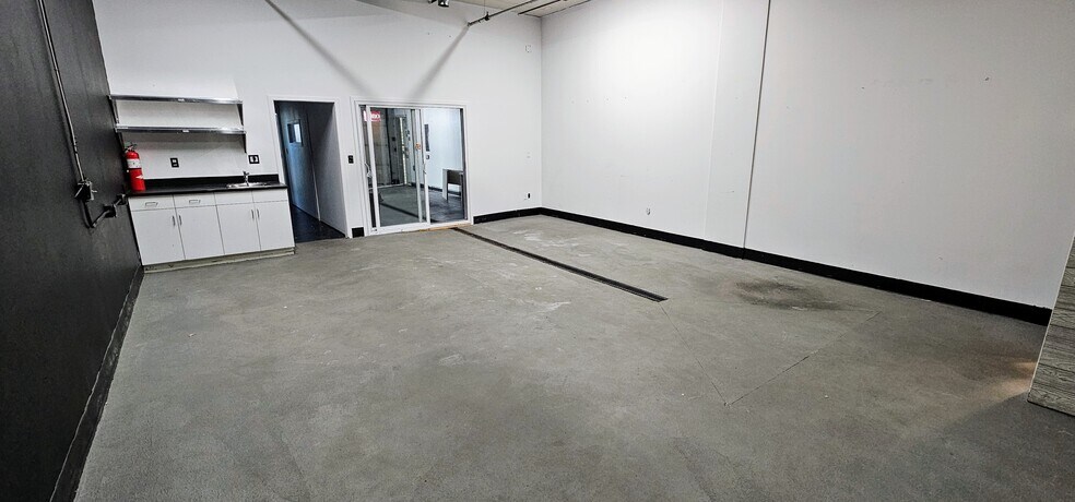 More Photos Of 3907 3A St NE, Calgary Showroom For Lease