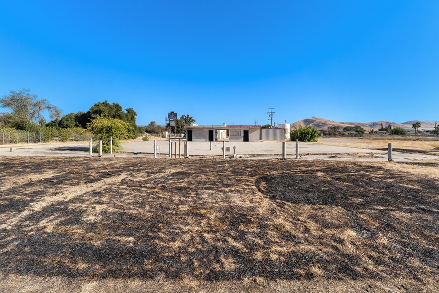 More Photos Of 943 W Westfield Ave, Porterville Service Station For Sale