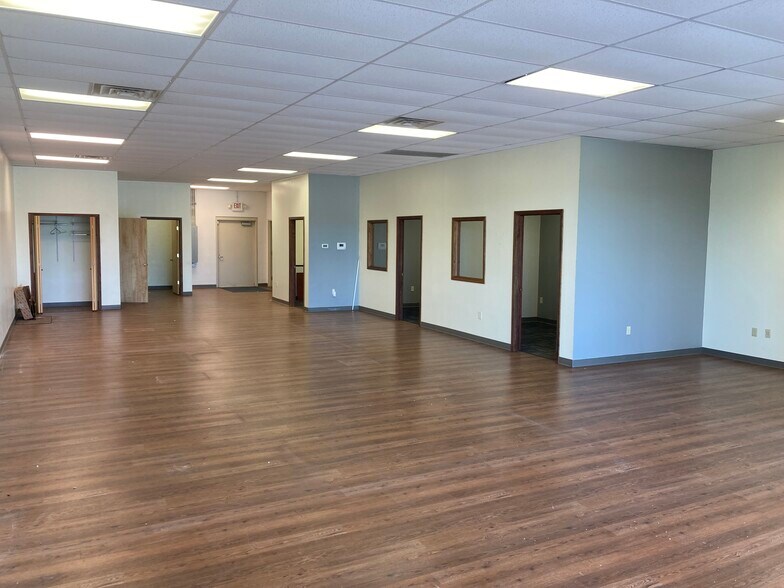 More Photos Of 2604-2616 Shelden St, Warsaw Unknown For Lease