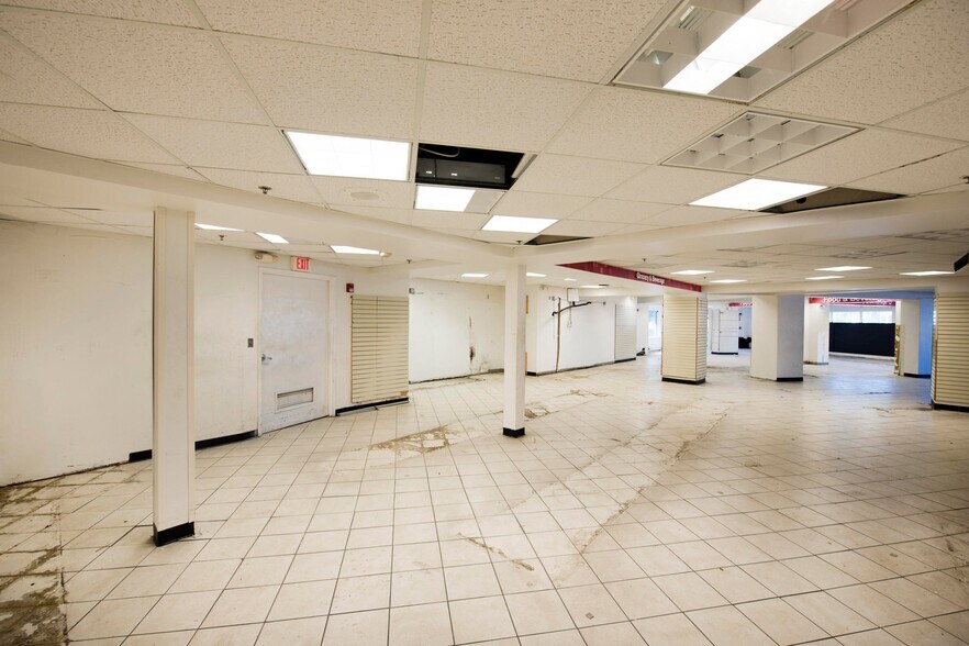 More Photos Of 12 Duval St, Key West Restaurant For Lease