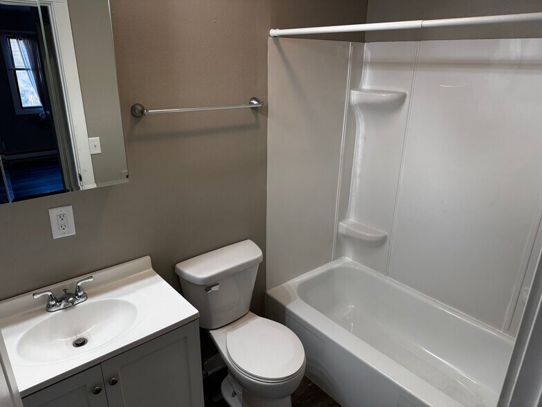 More Photos Of 107 SE 1st St, Bondurant Apartments For Sale