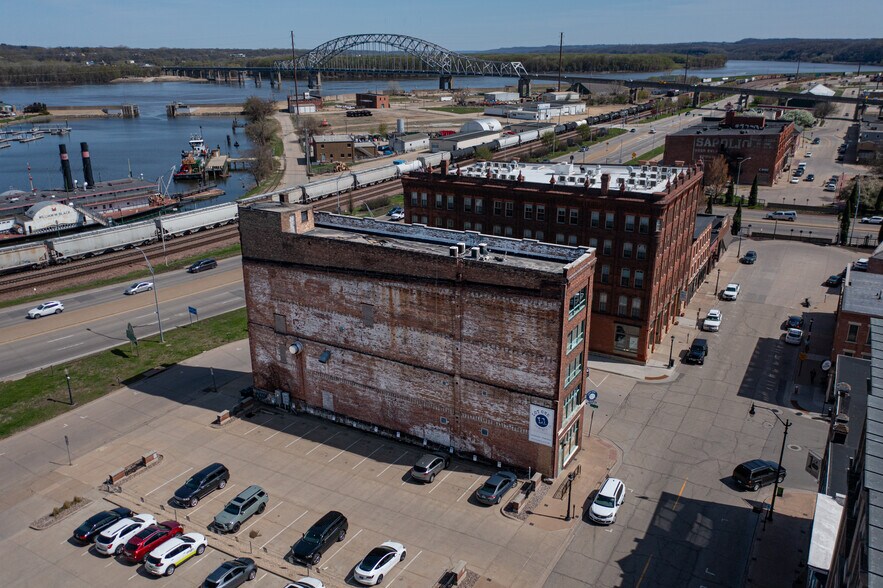 More Photos Of 100 Main St, Dubuque Flex For Sale