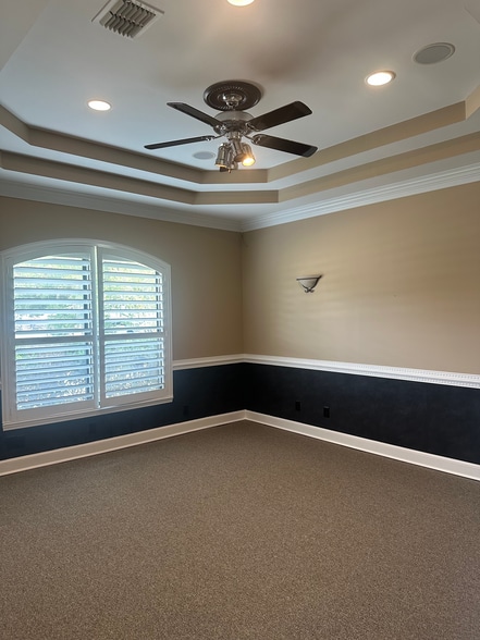 More Photos Of 9600 Sunbeam Center Dr, Jacksonville Office For Sale
