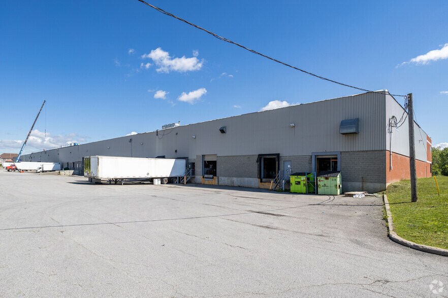 More Photos Of 2700-2760 Boul Daniel-Johnson, Laval Warehouse For Lease