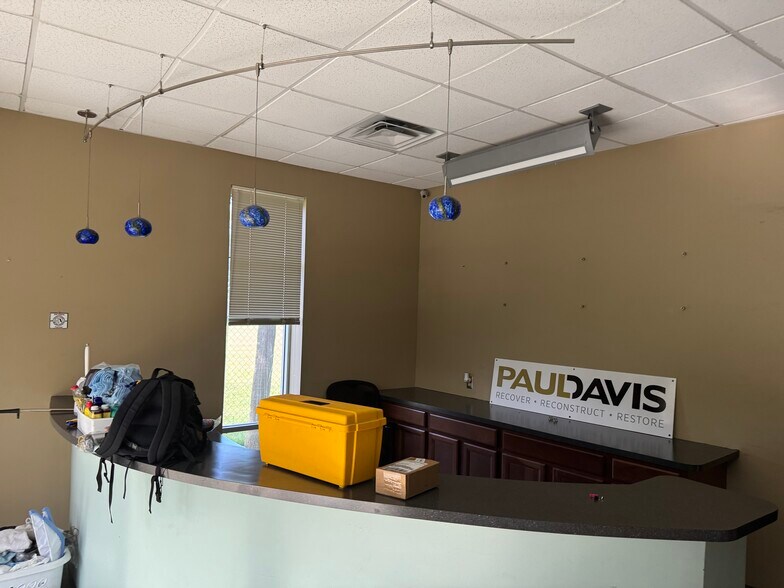 More Photos Of 5104 Forsyth Commerce Rd, Orlando Showroom For Lease