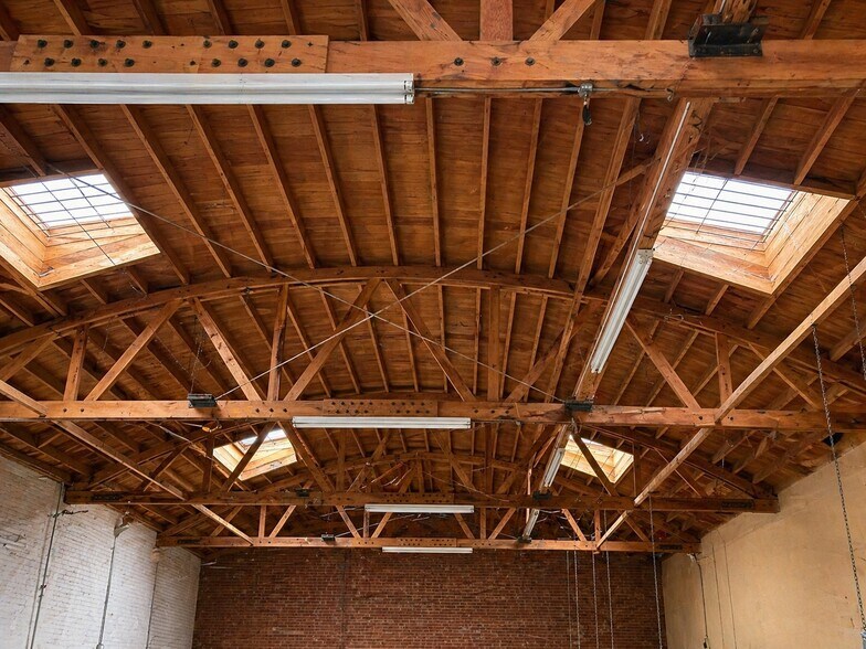 More Photos Of 457 E Thompson Blvd, Ventura Freestanding For Sale