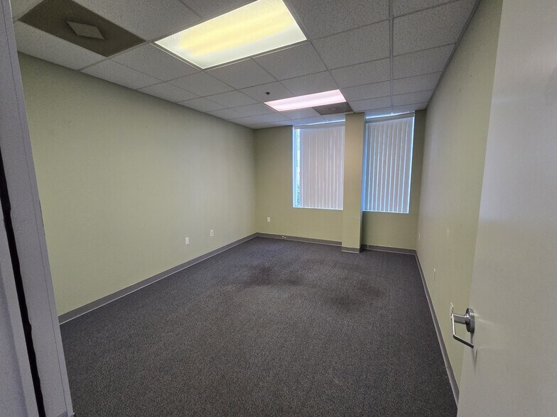 More Photos Of 805 Live Oak Dr, Chesapeake Showroom For Lease