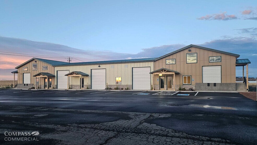 More Photos Of 35 Cherry Ln, Madras Warehouse For Lease