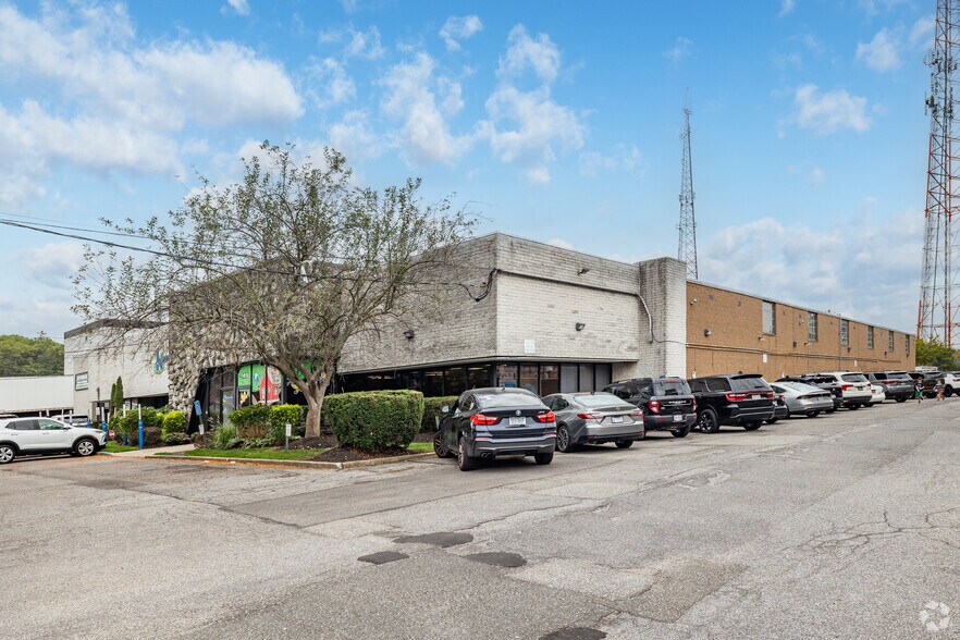 More Photos Of 151-163 Dupont St, Plainview Warehouse For Lease