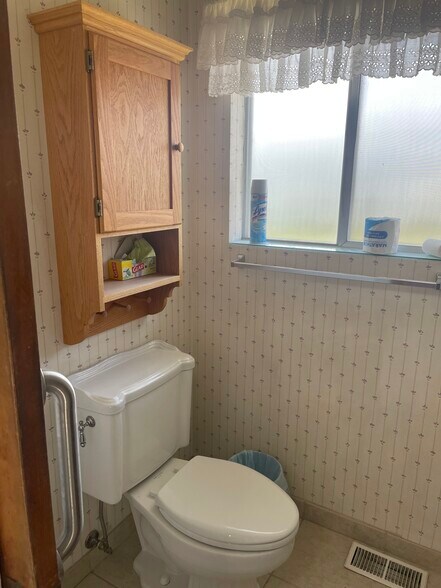 More Photos Of 370 N State St, Shelley Storefront Retail Residential For Lease