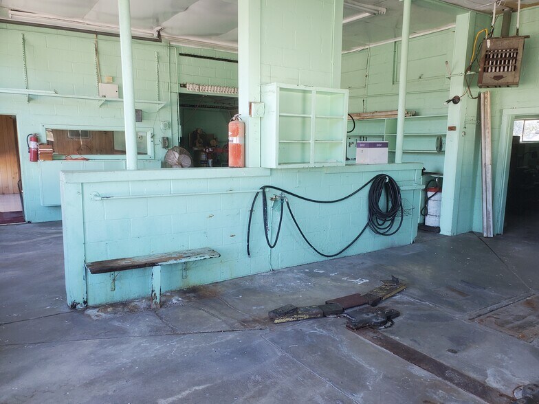 More Photos Of 401 N 3rd St, Lilbourn Flex For Sale