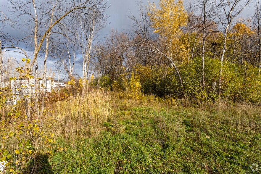 More Photos Of 4272 Boul Dagenais O, Laval General Retail For Lease