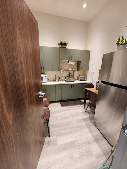 More Photos Of 6630 Foothill Blvd, Tujunga Freestanding For Lease