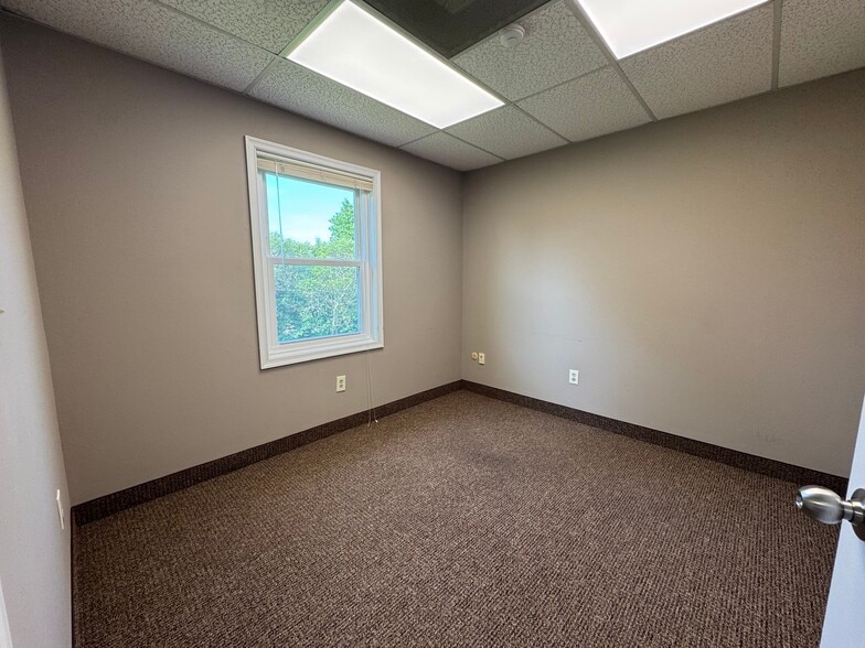 More Photos Of 8 Bartles Corner Rd 5, Flemington Office For Sale