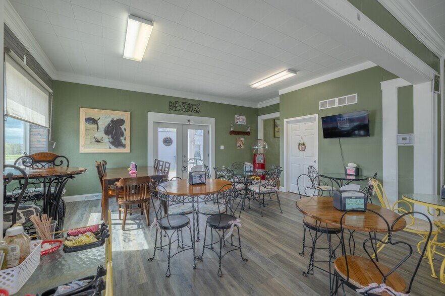 More Photos Of 220 W Lincoln St, Hawk Point General Retail For Sale