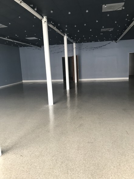 More Photos Of 225 N 1st St, Pulaski Storefront Retail Office For Lease
