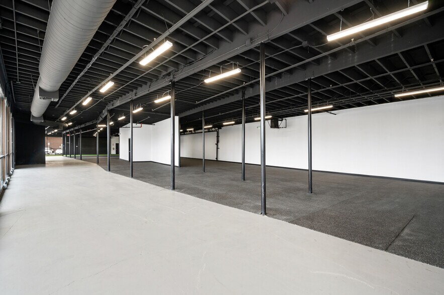 More Photos Of 800 E Dyer Rd, Santa Ana Showroom For Sale