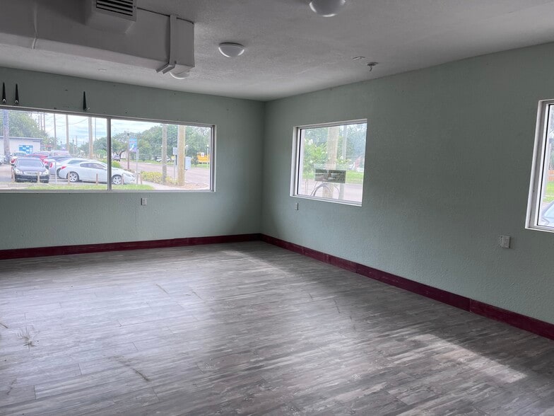 More Photos Of 1401 49th St S, Gulfport Storefront For Sale
