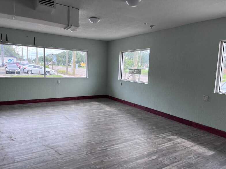 More Photos Of 1401 49th St S, Gulfport Storefront For Sale