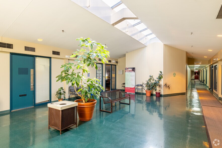 More Photos Of 90 Rue Morgan, Baie-d'Urfé General Retail For Lease