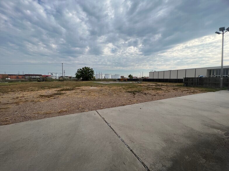 More Photos Of 205 Profit Dr, Victoria Showroom For Sale