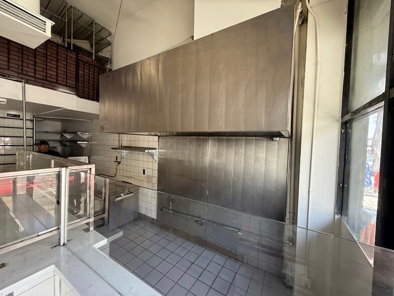 More Photos Of 1300 S Los Angeles St, Los Angeles Storefront For Lease