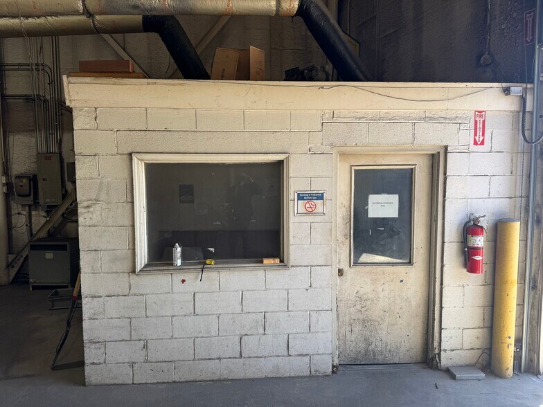 More Photos Of 1030 E New York St, Indianapolis Warehouse For Lease