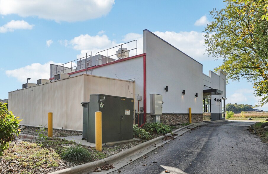 More Photos Of 1324 Nygaard St, Stoughton General Retail For Sale
