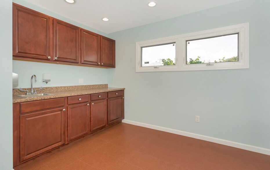 More Photos Of 760 Wellwood Ave, Lindenhurst Office For Sale