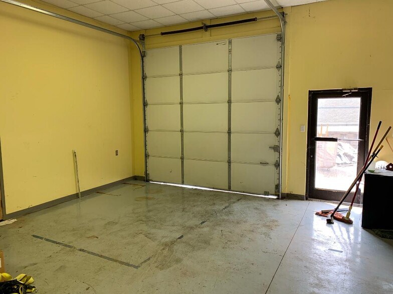 More Photos Of 654 Versailles Rd, Frankfort Showroom For Lease