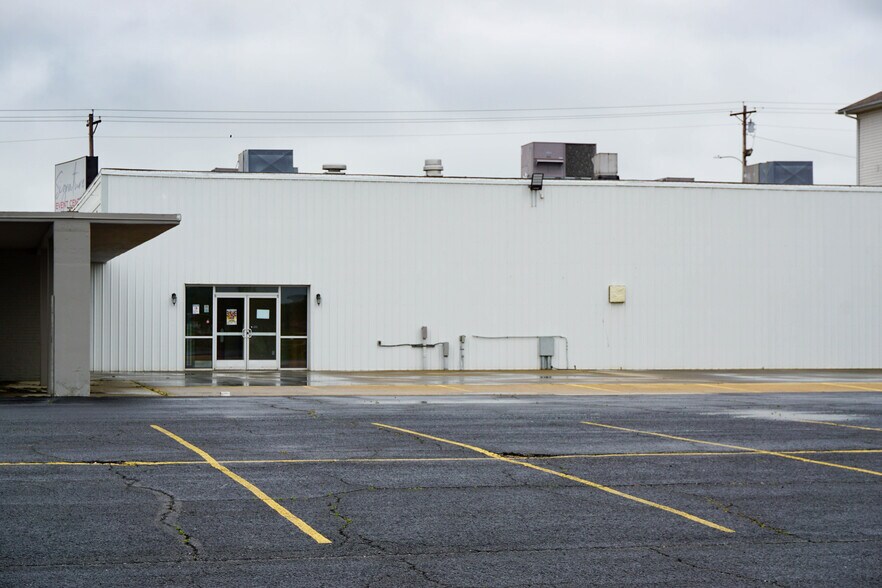 More Photos Of 1701 Martin Springs Dr, Rolla Freestanding For Sale