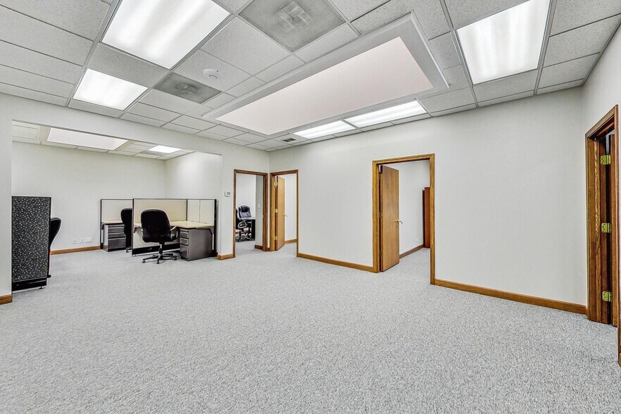 More Photos Of 28085 N Ashley Cir, Libertyville Medical For Lease