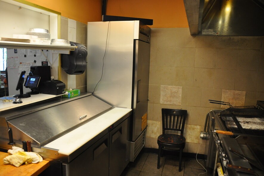 More Photos Of 2011 N Damen Ave, Chicago Restaurant For Sale