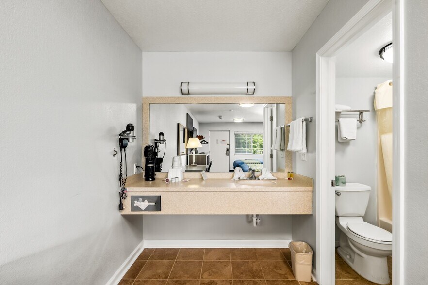 More Photos Of 4029 Marlane Dr, Grove City Hotel For Sale