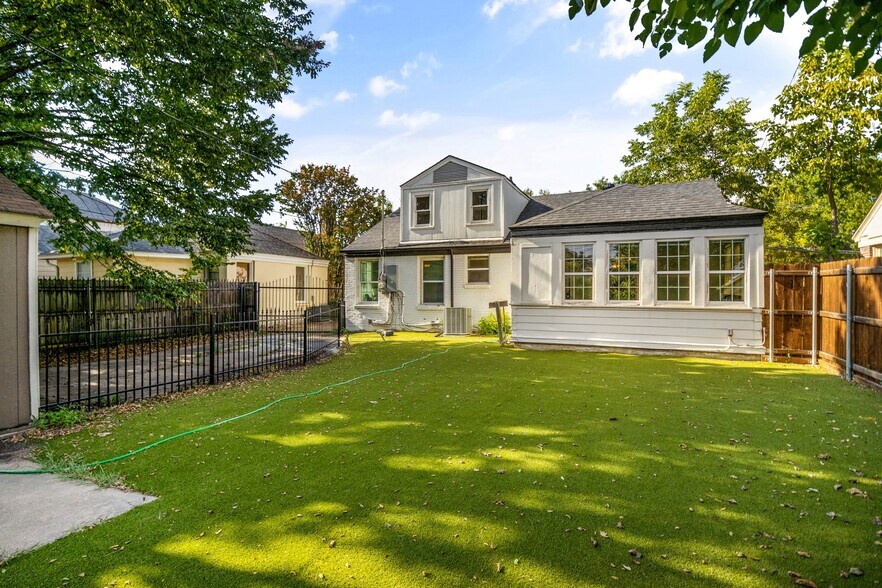 More Photos Of 2701 Benbrook Blvd, Fort Worth Flex For Sale