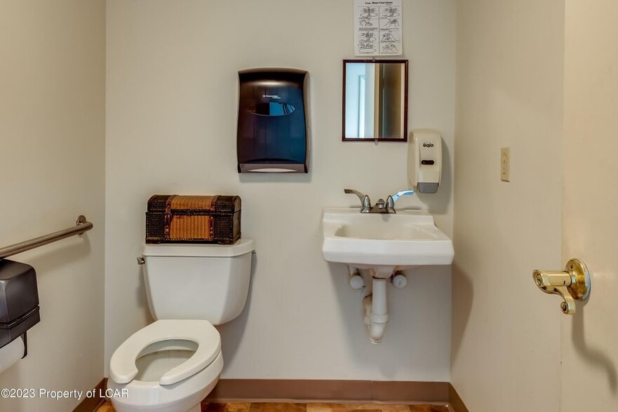 More Photos Of 104 Woodward Hill Rd, Edwardsville Office For Sale