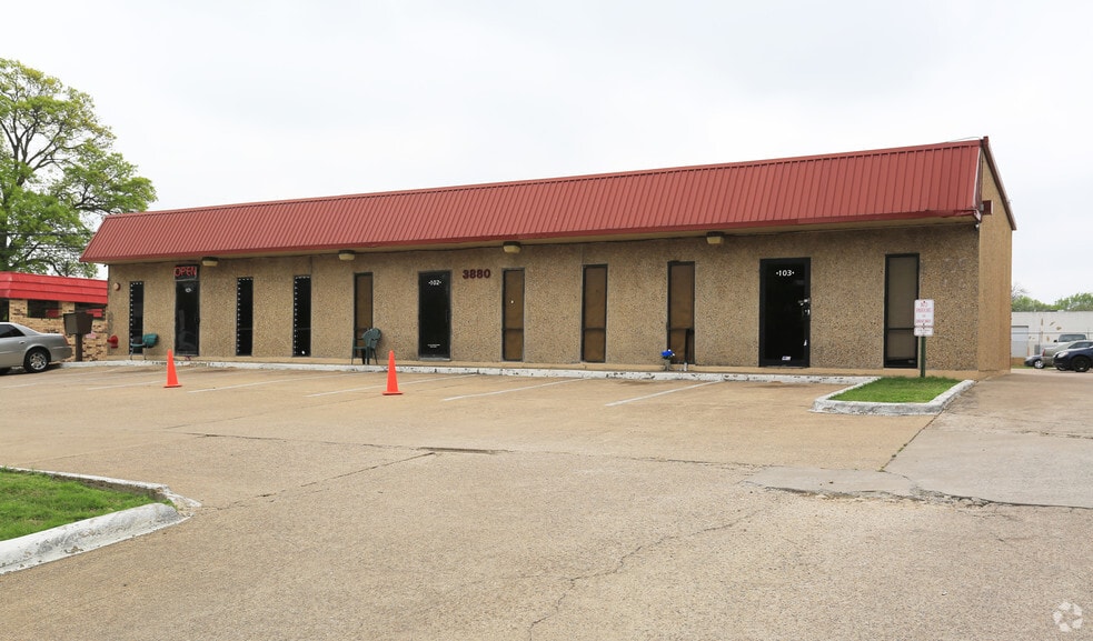 More Photos Of 3880 Ledbetter Dr W, Dallas Flex For Lease