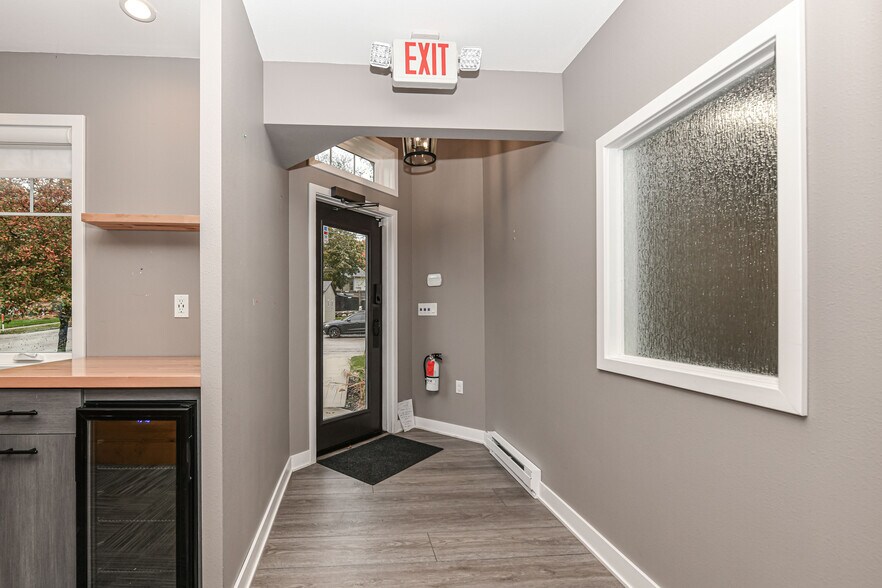 More Photos Of 114 Grove St, Eagle Medical For Lease