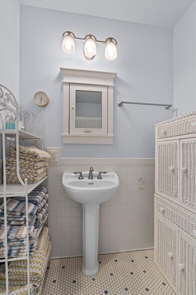 More Photos Of 1092 FM 3000, Elgin Specialty For Sale