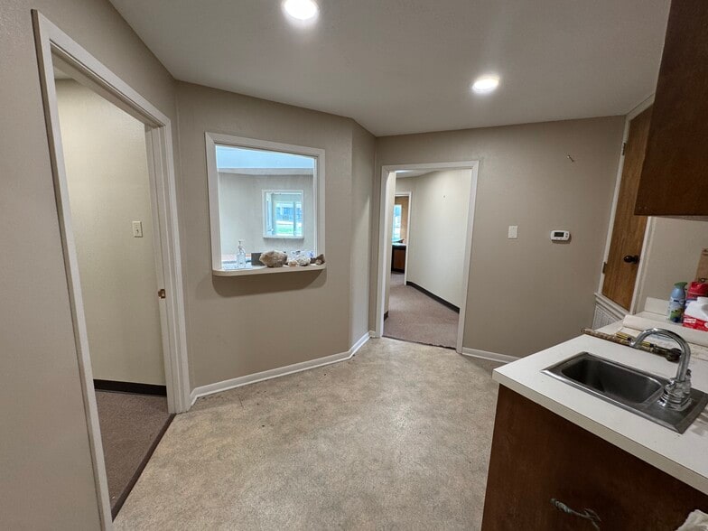 More Photos Of 1208 S Chestnut St, Lufkin Showroom For Sale