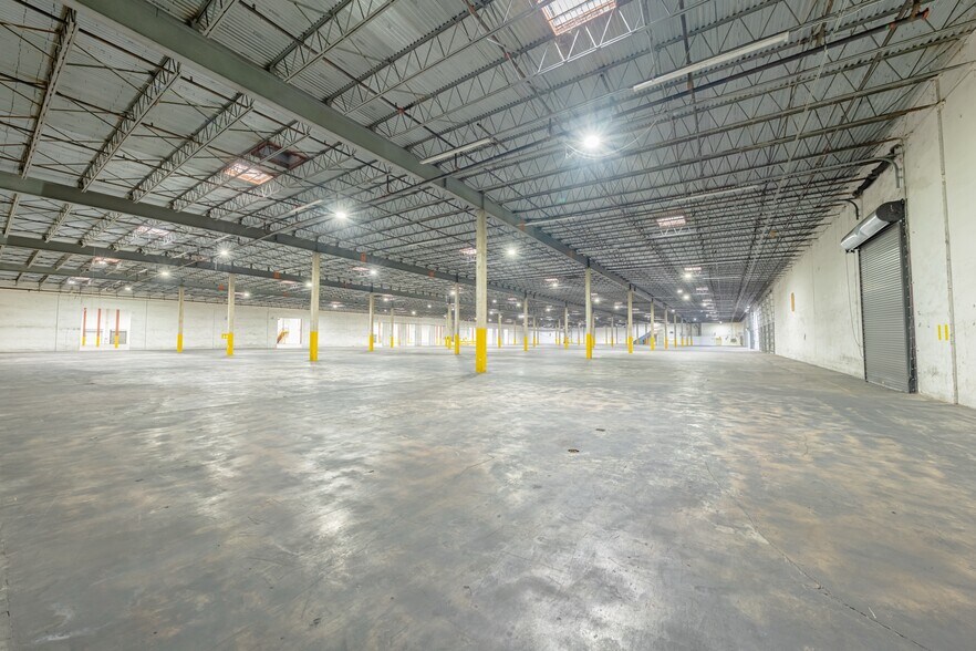 More Photos Of 5255 NW 159th St, Miami Lakes Distribution For Lease