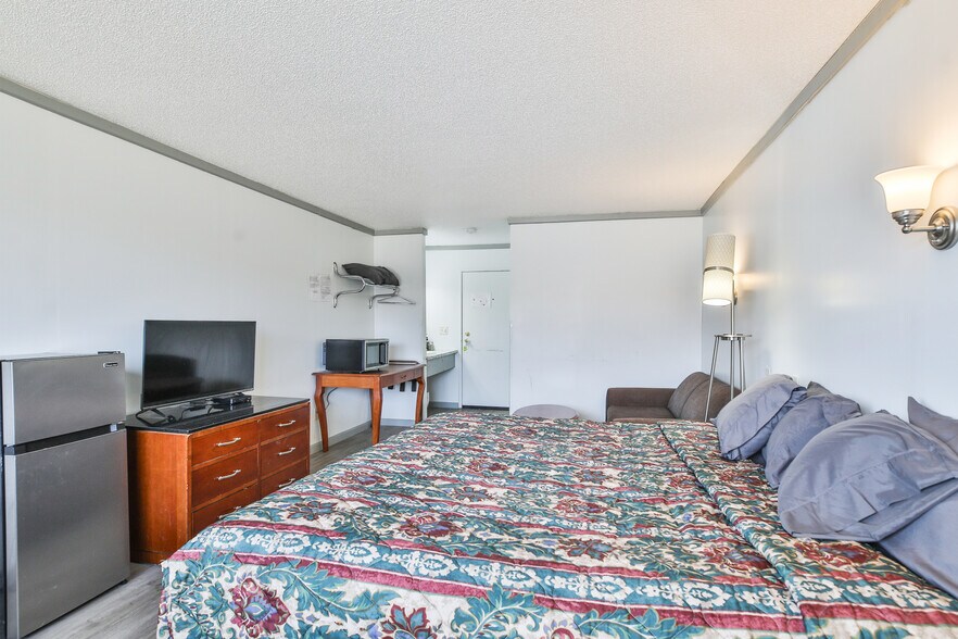 More Photos Of 2102 E Main St, Albert Lea Hotel For Sale