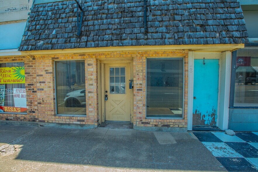 More Photos Of 221 S Main St, McGregor Storefront Retail Office For Sale