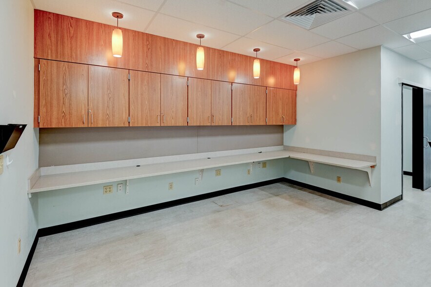 More Photos Of 1315-1317 SW 6th Ave, Topeka Medical For Lease
