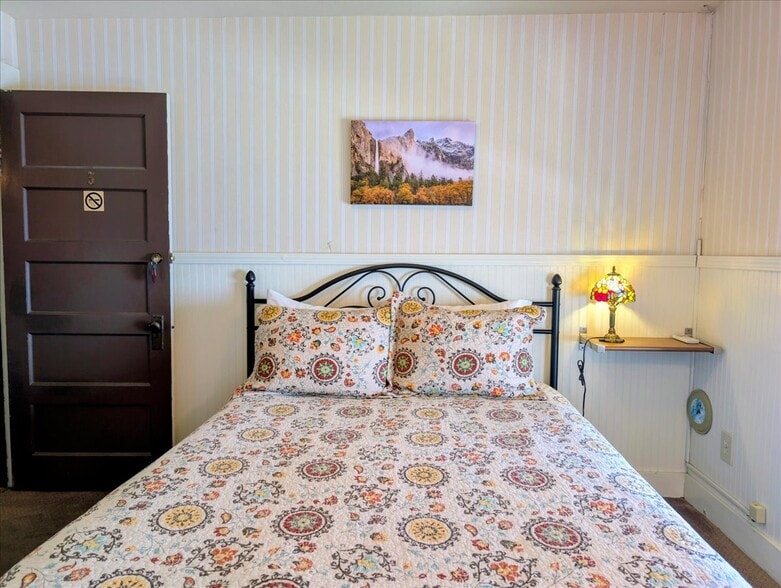 More Photos Of 18736 Main St, Groveland Hotel For Sale