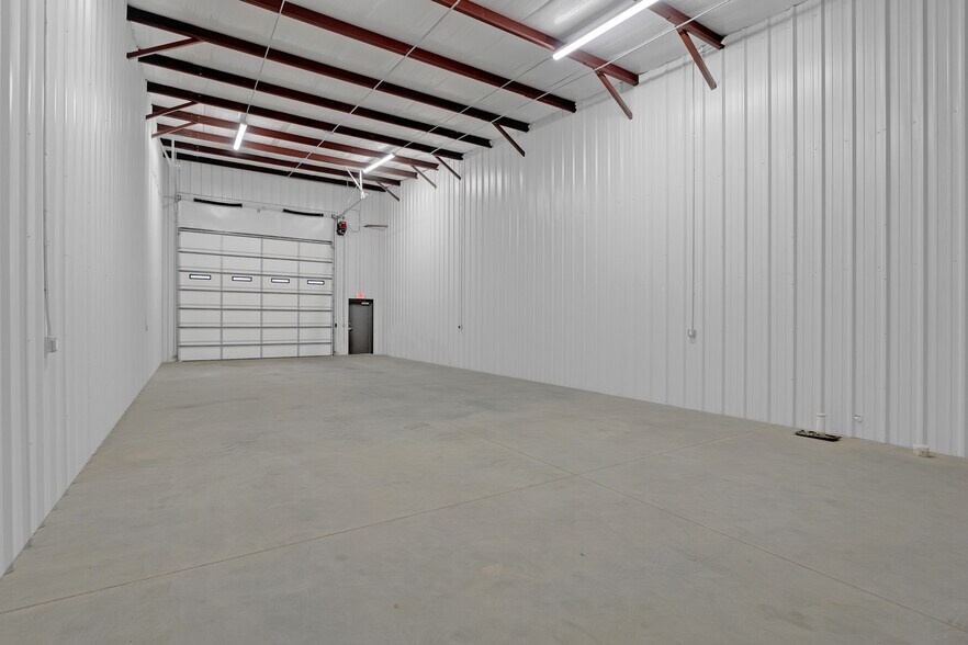 More Photos Of 16500 Broadway, Glenpool Parking Garage For Lease