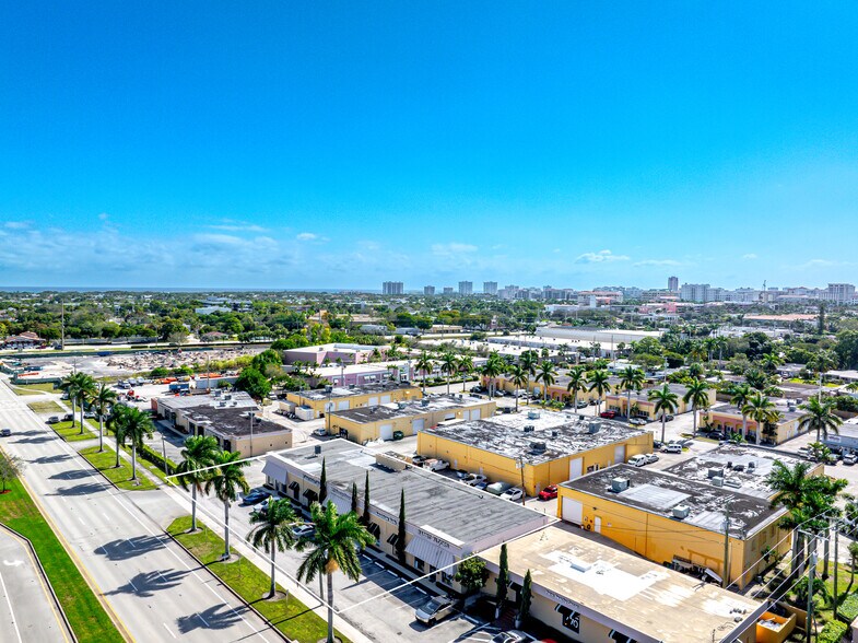 More Photos Of 174-180 Glades Rd, Boca Raton Light Distribution For Lease