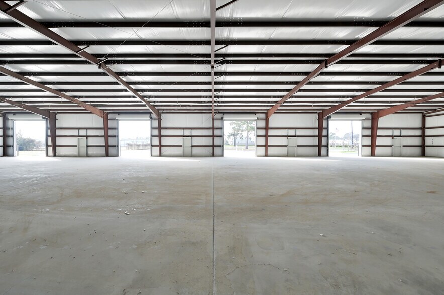 More Photos Of 535 S Persimmon St, Tomball Warehouse For Lease